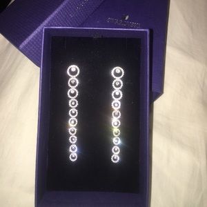 Timeless linear drop earrings - Swarovski crystals